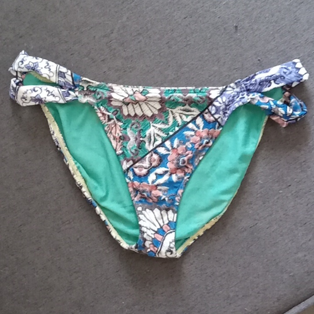 NWOT O'Neill bikini bottom